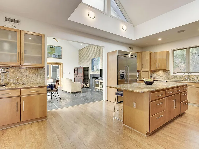 6924 Carmichael Ave — Photo 3