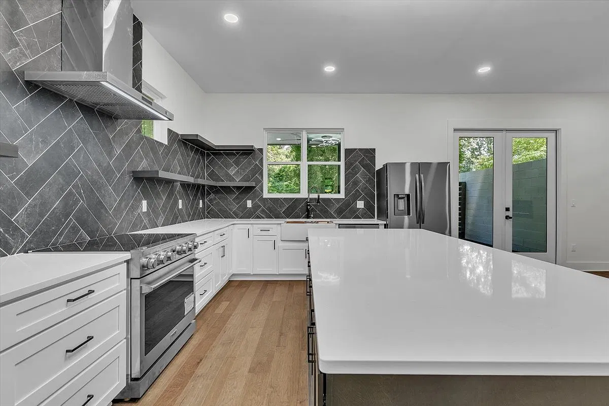 4 bed, 2391 sqft, $5,000 — Photo 3