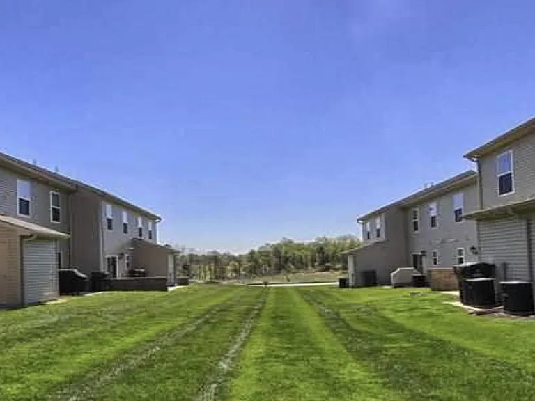 2101 Quail Hollow Dr — Photo 2