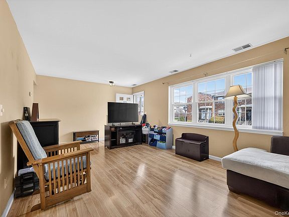 4th image of 276 Temple Hill Road #1515