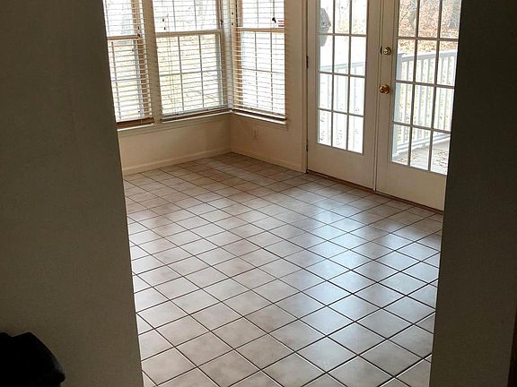 4th image of 905 Woodbridge Ct Unit G