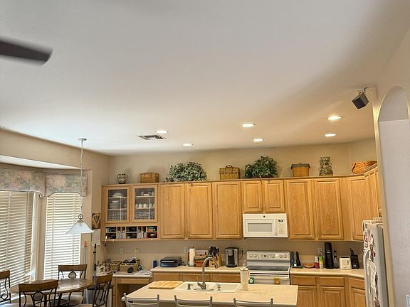 4th image of 901 W ORIOLE Way