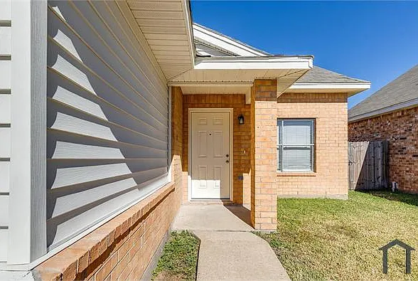 4 bed, 1348 sqft, $2,200 — Photo 2