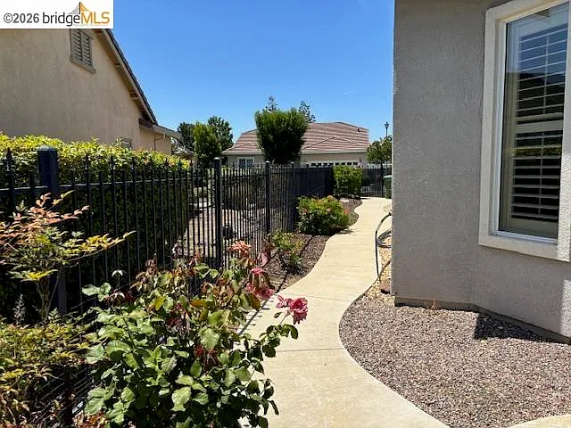 366 Saint Claire Ter — Photo 16