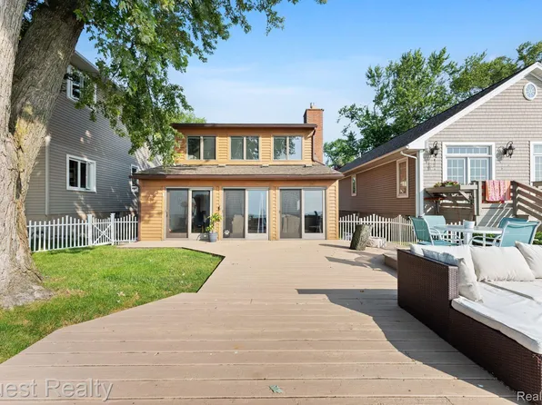 2934 Lakeshore Dr, Monroe, MI 48162