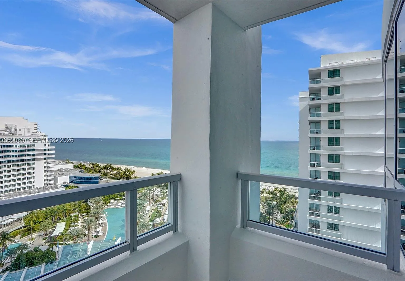 Fontainebleau Ii Condo — Photo 1