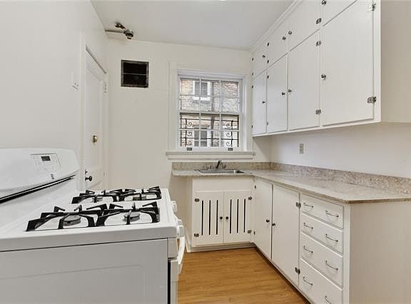 4th image of 1588 Jefferson Ave #2