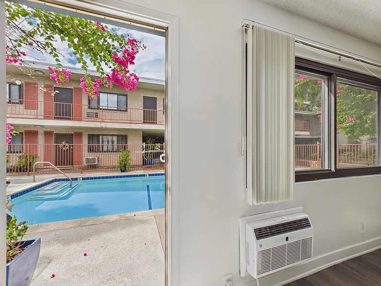 Executive House Apartments — Photo 27