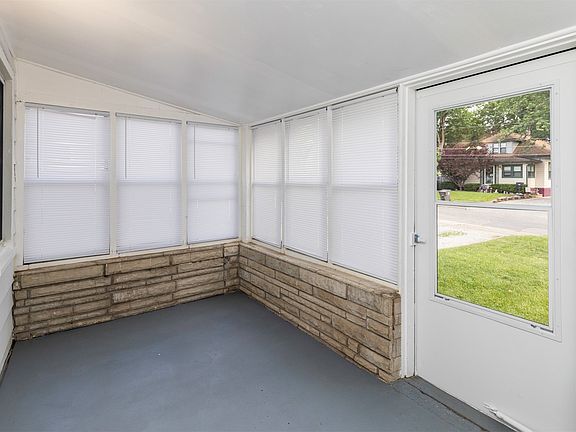 5th image of 937 Creston Ave