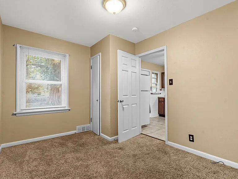 8253 Frost Ave — Photo 9