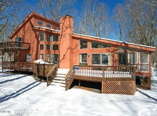 805 Granite Ct N, Lords Valley, PA 18428