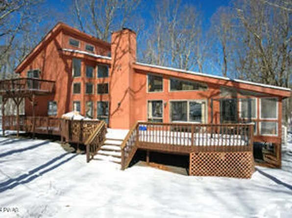 805 Granite Ct N, Lords Valley, PA 18428