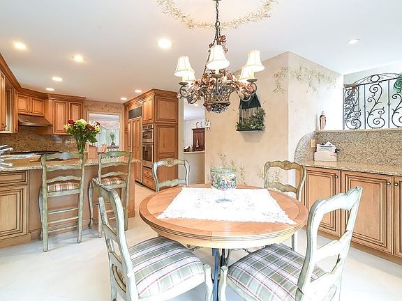 3rd image of 11 Dorset Cir
