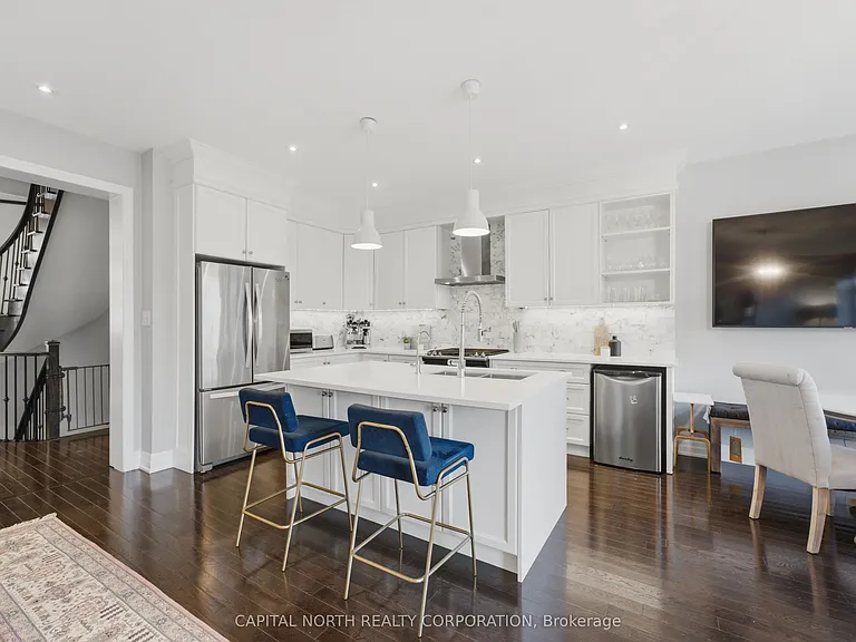 18 Alex Campbell Cres — Photo 6