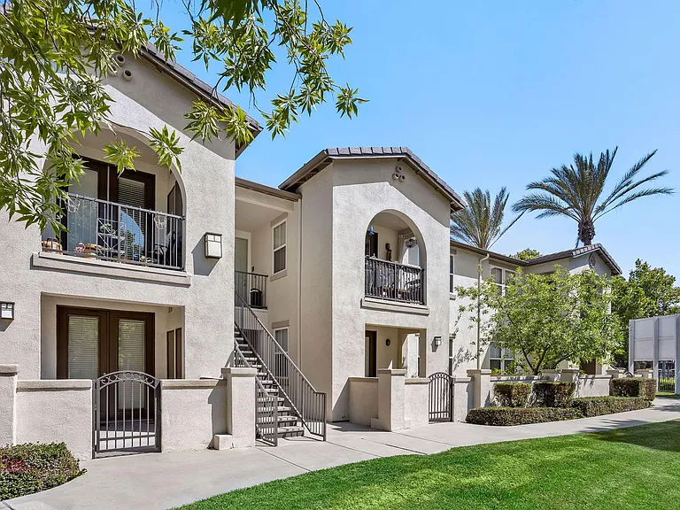 Vista Imperio Apartments — Photo 1