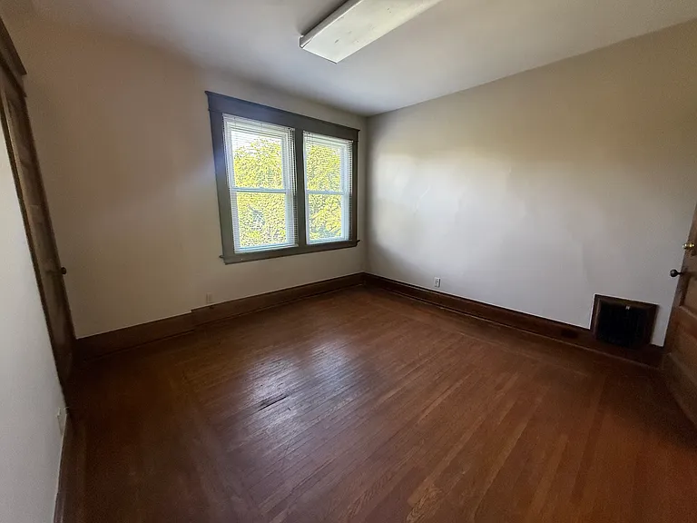 1009 Delta Ave — Photo 23