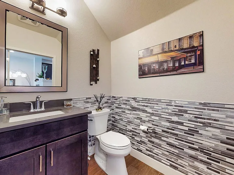 1061 Johnson Ln — Photo 7