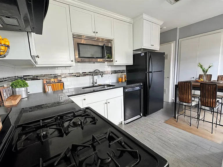 1011 E 6th 1/2 St #4 — Photo 2