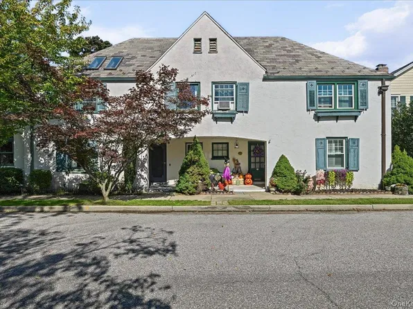 5 1st Place, Garden City, NY 11530
