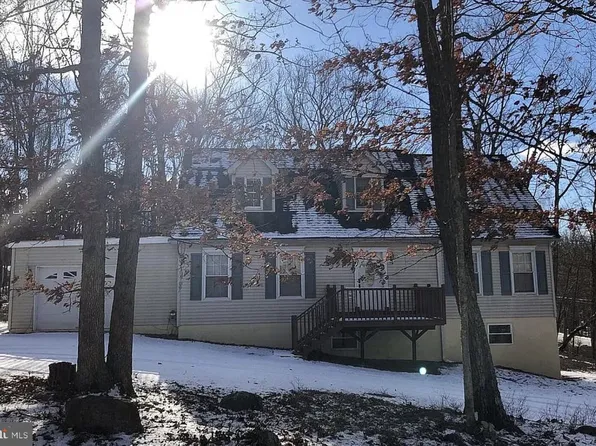 98 Surrey Ln, Lords Valley, PA 18428