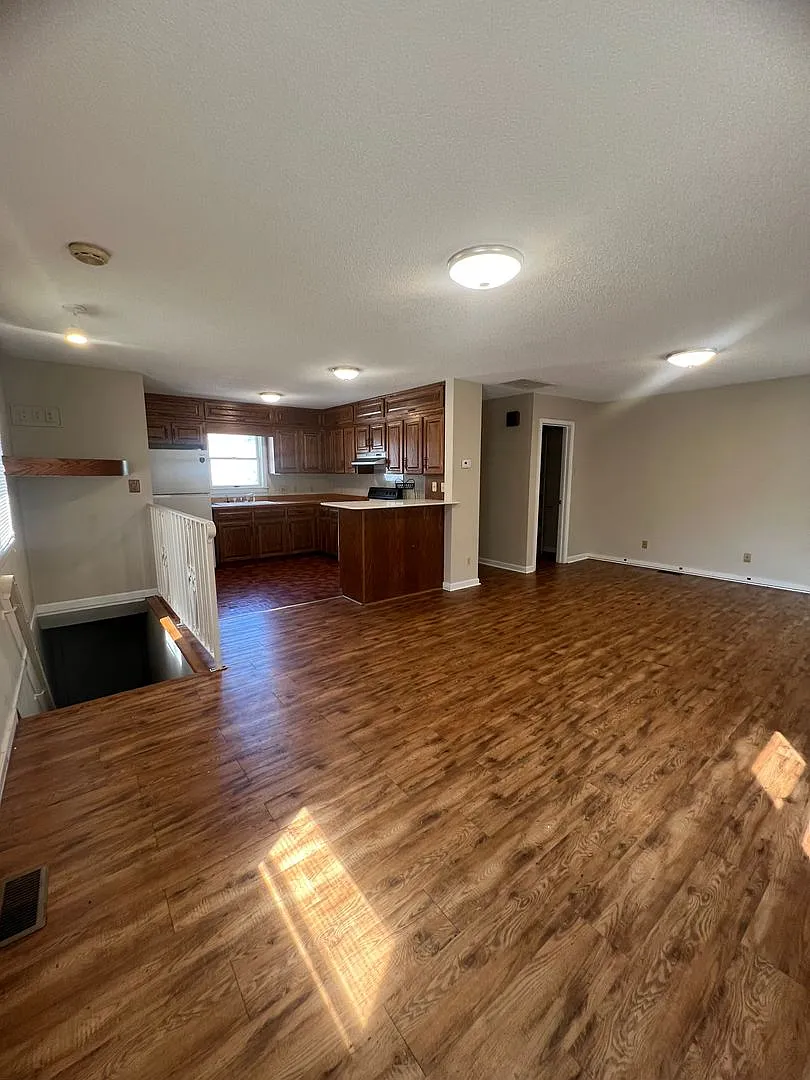 Great Studio Style Home!! Near Downtown! — Photo 2