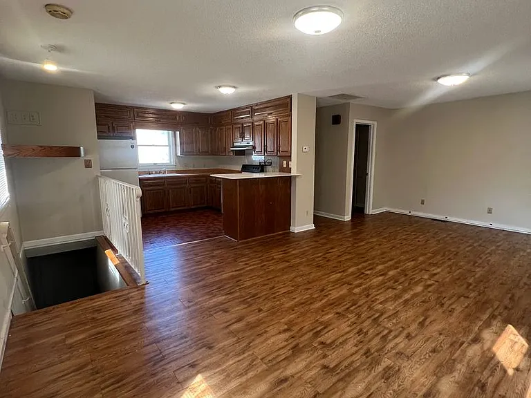 213 E Buford St — Photo 2