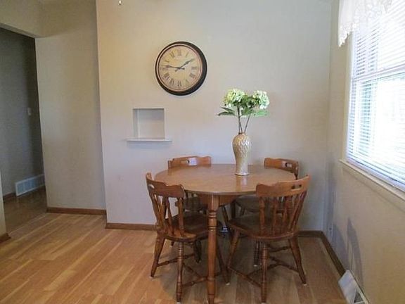 5th image of 3322 El Camino Way