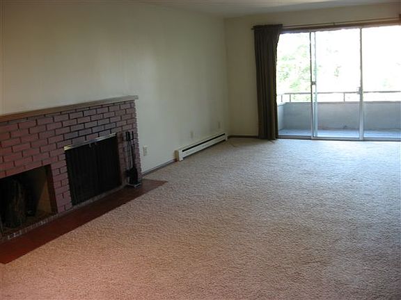 Living room w/ fireplace