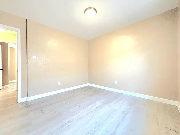1385 E Vernon Ave — Photo 16