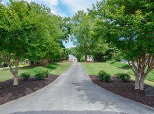 305 Lakeshore Dr, Hartwell, GA 30643