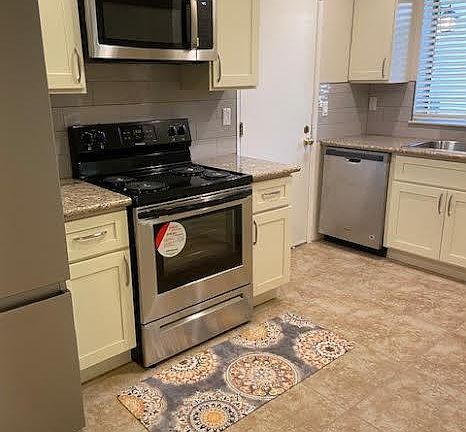 Kitchen w/new cabinets, stainless steel appliances