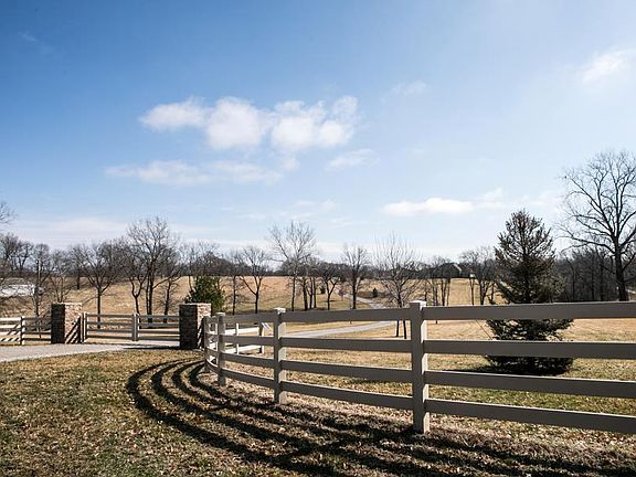 4th image of 18511 N Main St