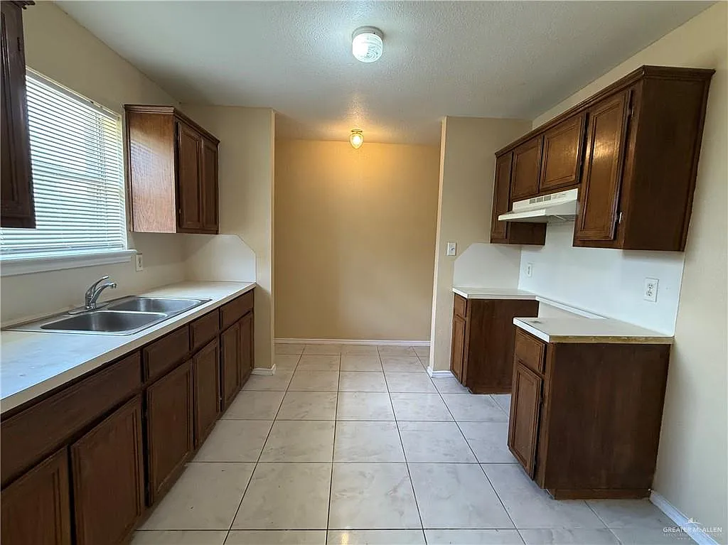Building Photo - 810 W Falcon Ave