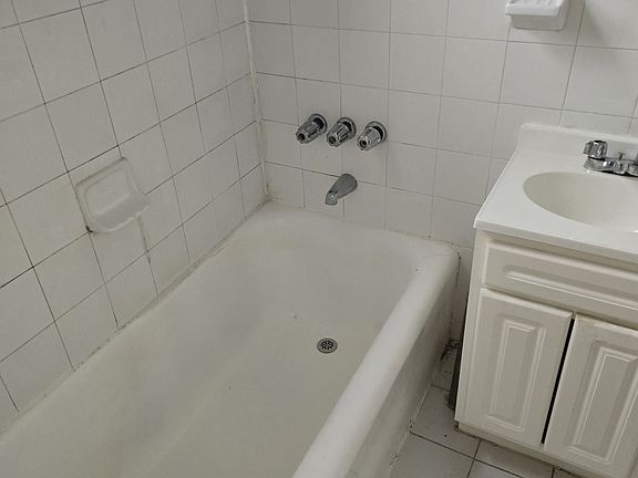 3rd image of 434 52nd St #4