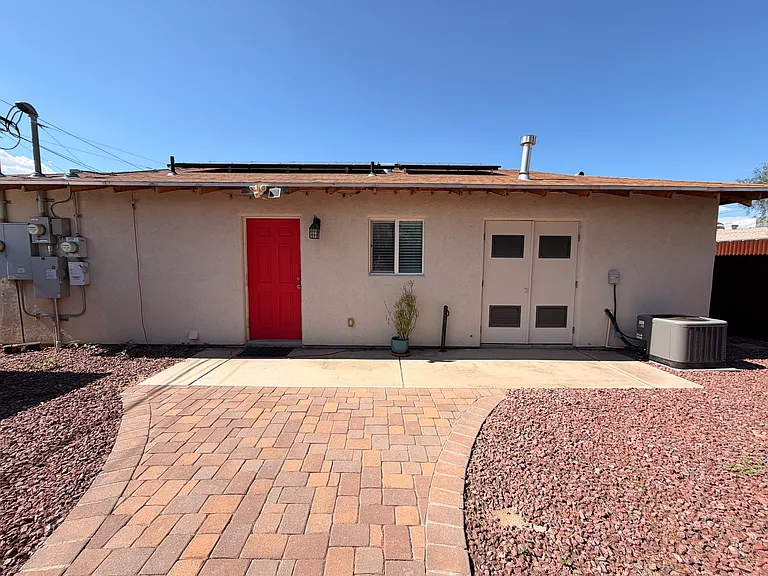 830 E 8th St #2 — Photo 3