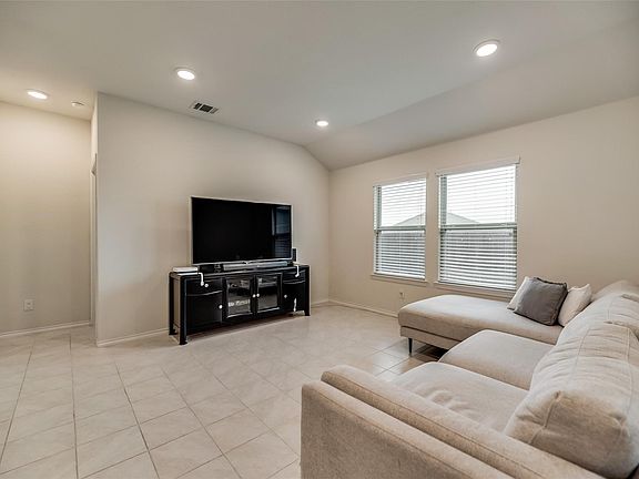 3rd image of 1106 Meadow Side Dr