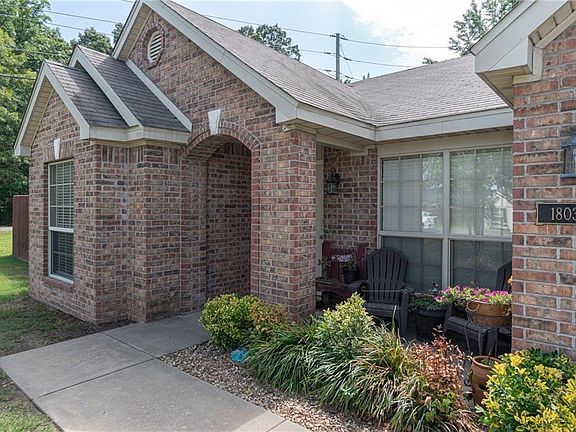 3rd image of 1803 Forest Oaks Dr