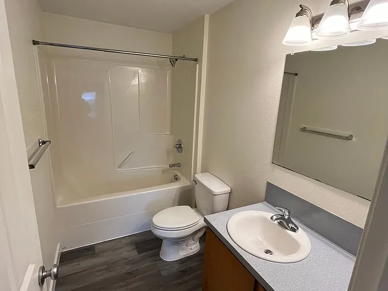 Rhine St. Apartments — Photo 9