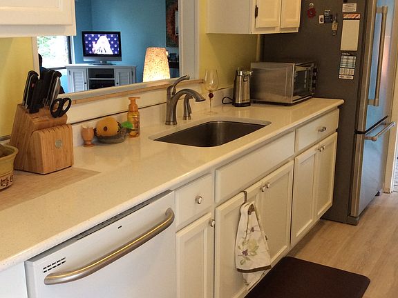Kitchen w/quartz countertops
