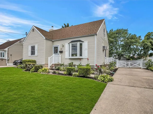 59 Sherbrooke Road, Lindenhurst, NY 11757