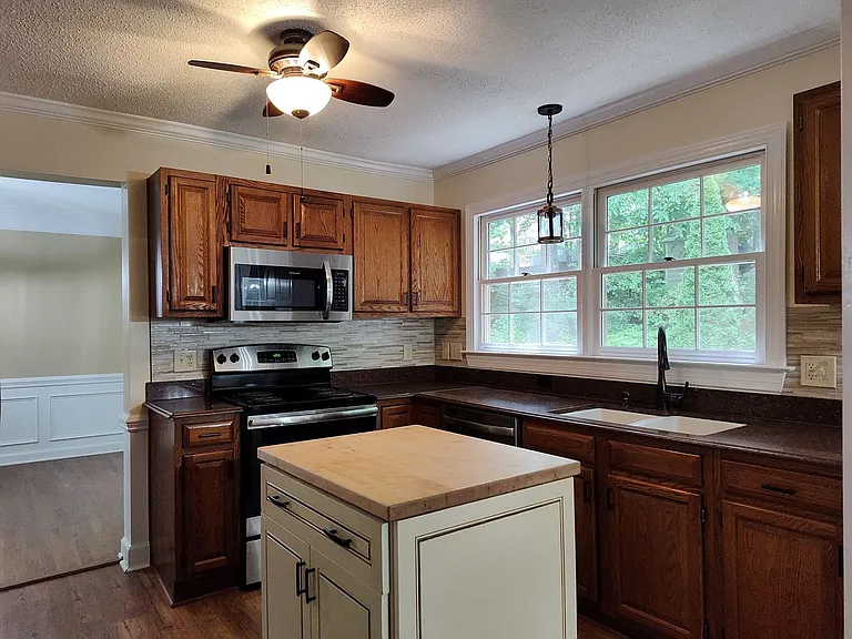7235 Kinsmore Ln — Photo 3