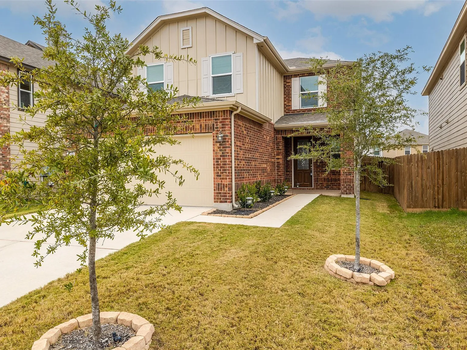 3 bed, 2.5 bath, 2305 sqft, $2,100 — Photo 2