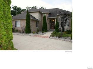 3131 Paramount Ln, Auburn Hills, MI 48326