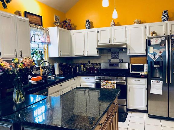 Kitchen with peninsula