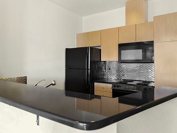 3rd image of 412 11th Ave Ph 9