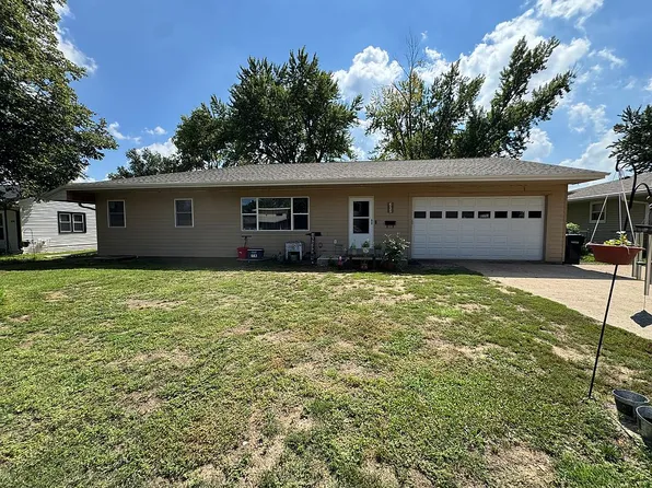 615 E 18th St, Yankton, SD 57078