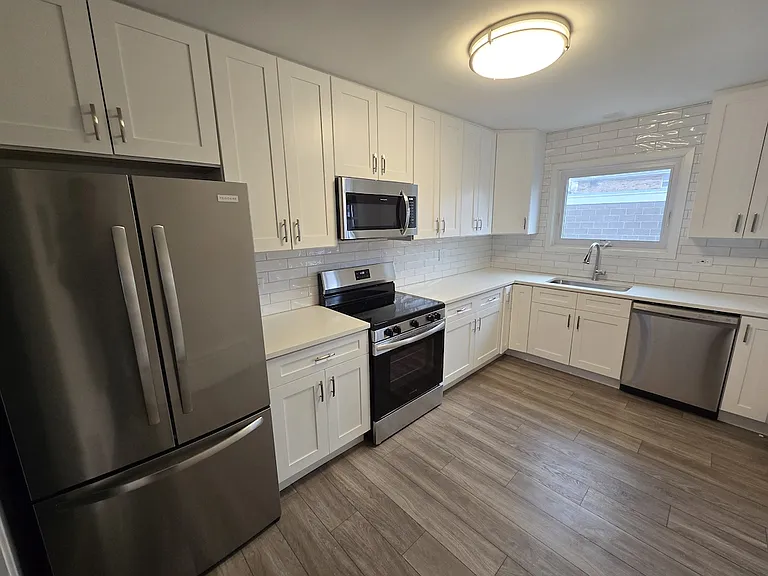 129 W Franklin Ave #3 — Photo 5