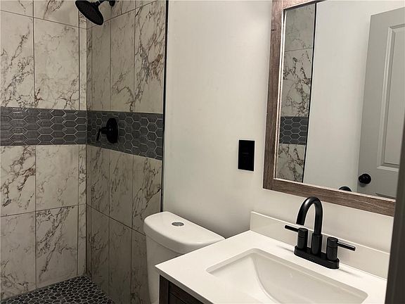 3rd image of 3918 Jackson Ave