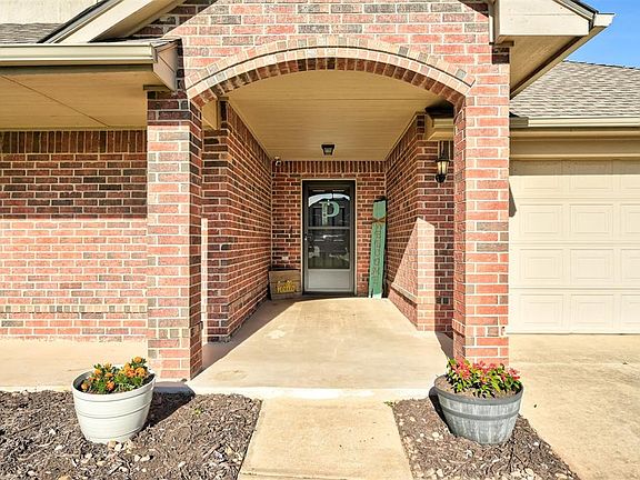5th image of 605 S Hillcrest Court Ln