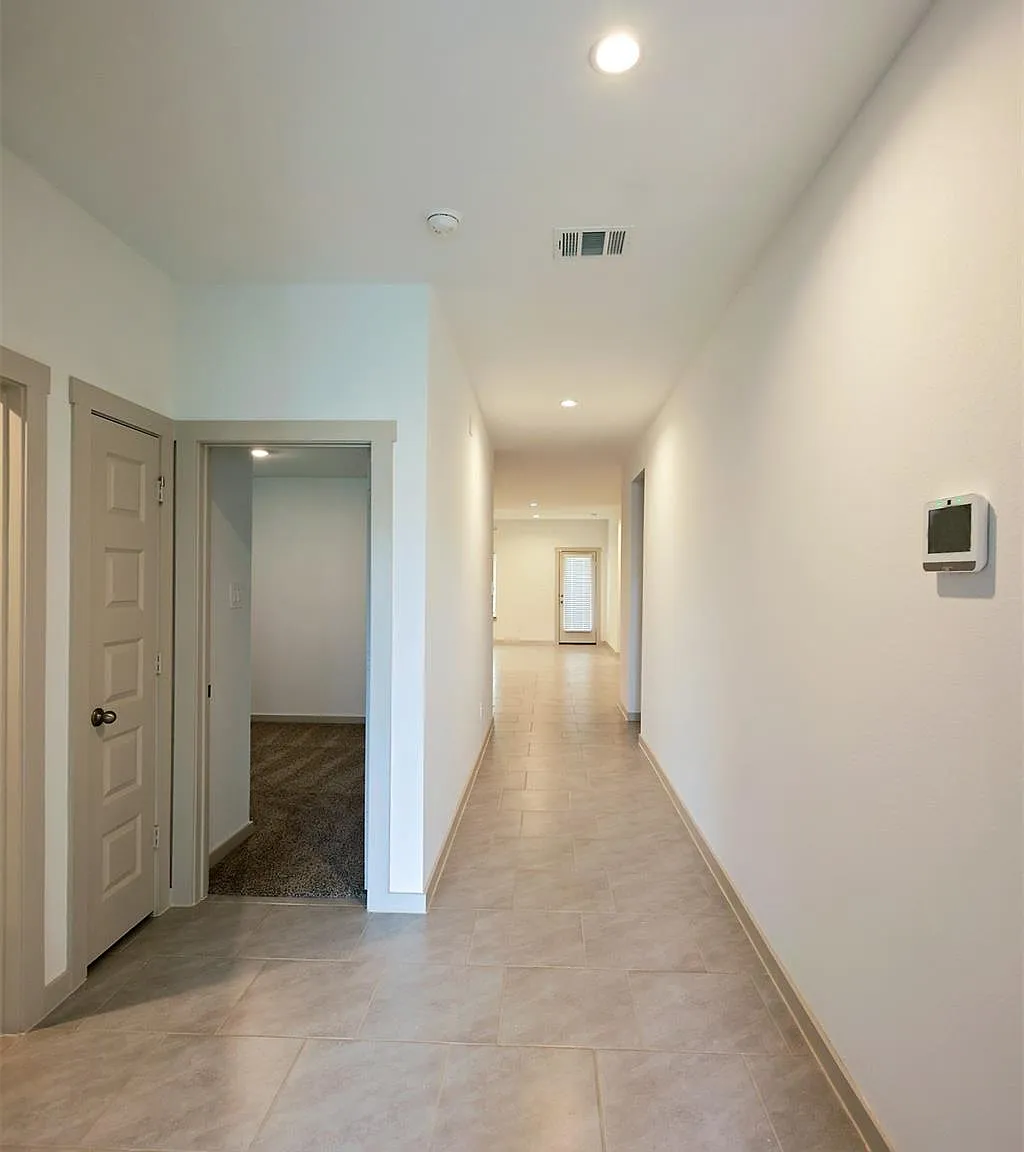 4 bed, 2.5 bath, 1870 sqft, $2,400 — Photo 3